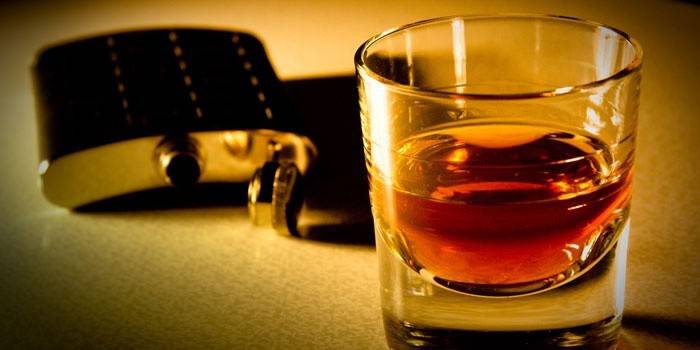 whisky trong ly