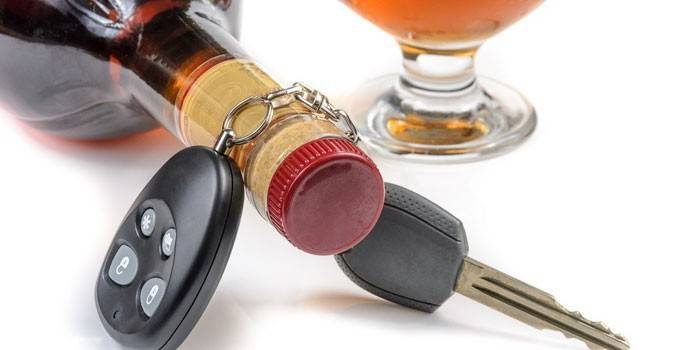 Chìa khóa xe và chai brandy