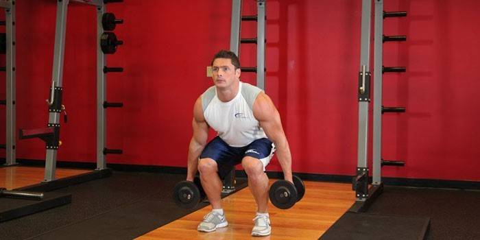 Adam dumbbells ile ağız kavgası.