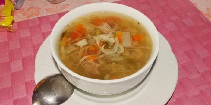 Sopa de col de chucrut en un plat