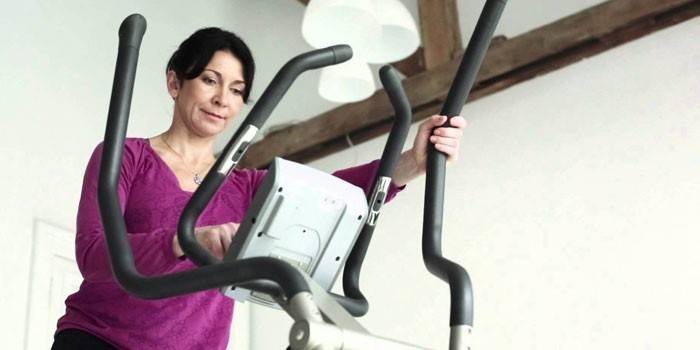 Mujer establece programa de ejercicios en elipsoide