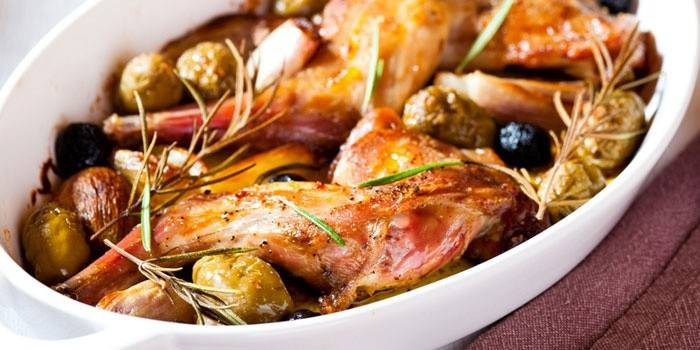 Zeytin ve biberiye fırında tavşan eti