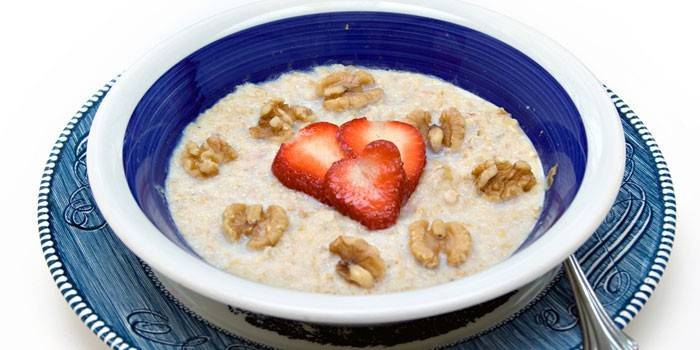 Avena de leche con nueces y fresas