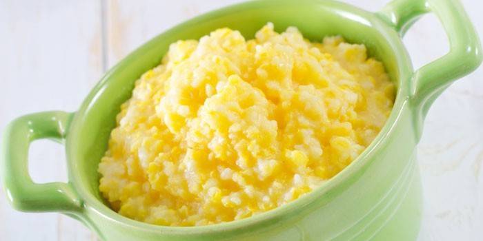Porridge di miglio con latte in una casseruola