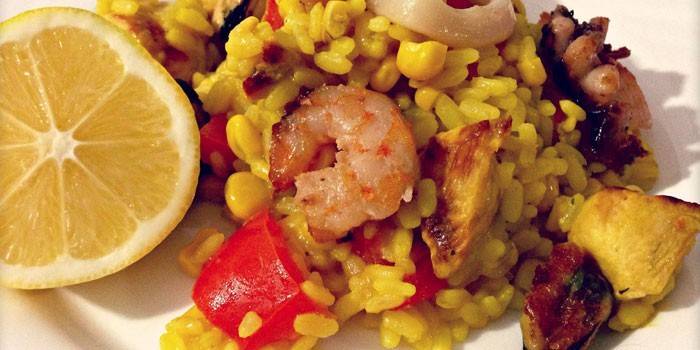 Paella con pollo e frutti di mare su un piatto