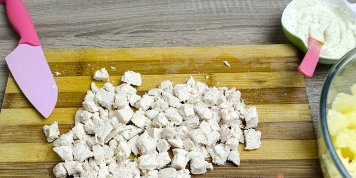 Thịt gà luộc thái hạt lựu