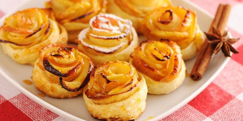 Puff pastry roses with apples