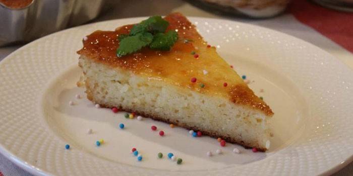 Rebanada de pastel de sémola en un plato