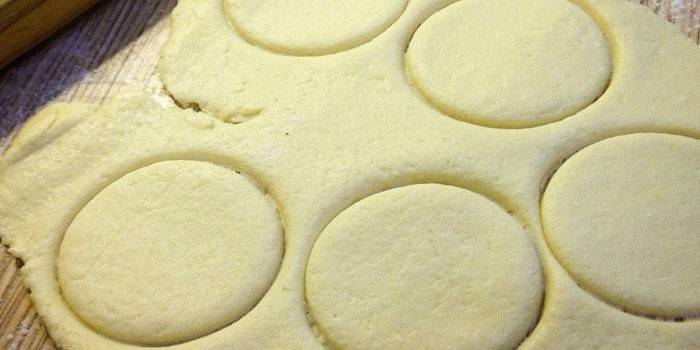 Couper des biscuits avec un verre