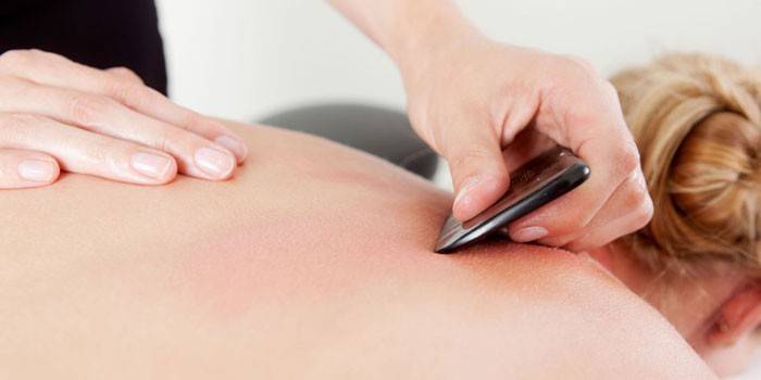 Fille de massage guasha