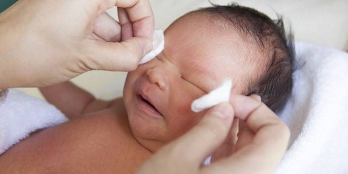 Il bambino si asciugò gli occhi