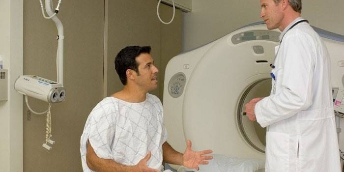 Egy ember beszél egy orvoslal egy MRI szobában