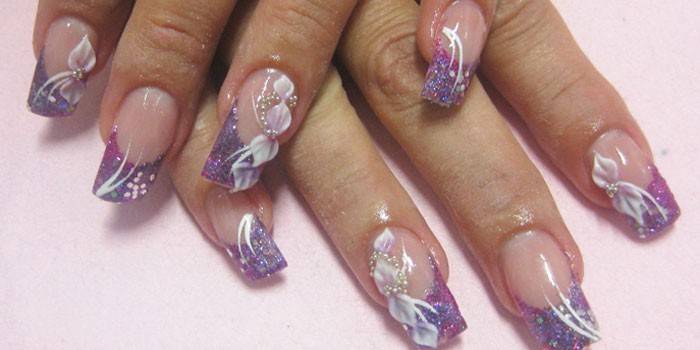 Manikyr gel polish med et mønster