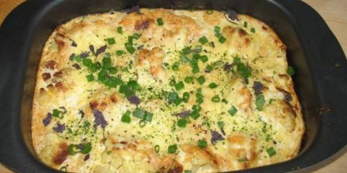 Conopida cu ciuperci pe o foaie de copt