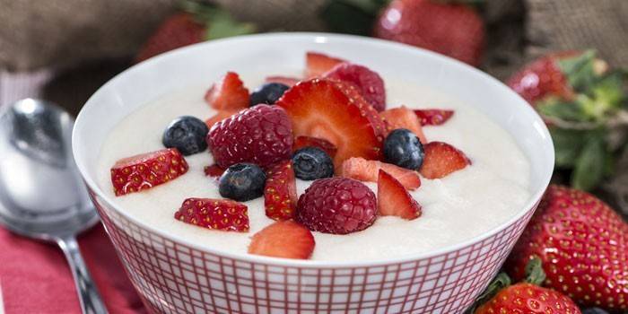 Plato de gachas de sémola con fresas, frambuesas y arándanos
