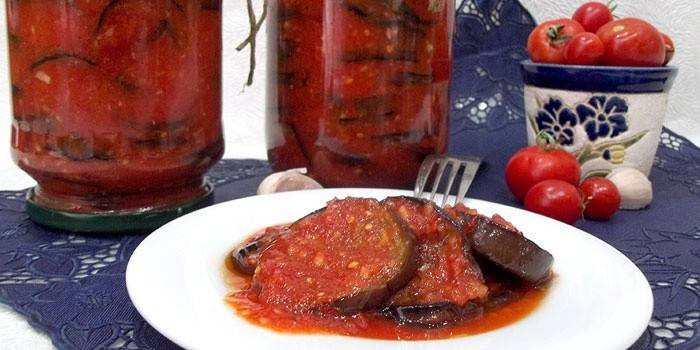 Cà tím chiên thành vòng tròn với sốt Adjika trên đĩa và trong lọ