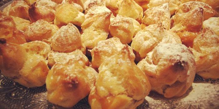 Kränzchen mit Sahne aus gekochter Kondensmilch und Sauerrahm