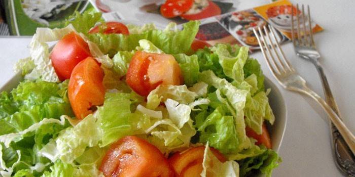 Pekingin kaali ja tomaattisalaatti