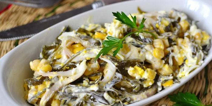Insalata di calamari, mais e alghe