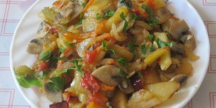Guisado com cogumelos e legumes em um prato
