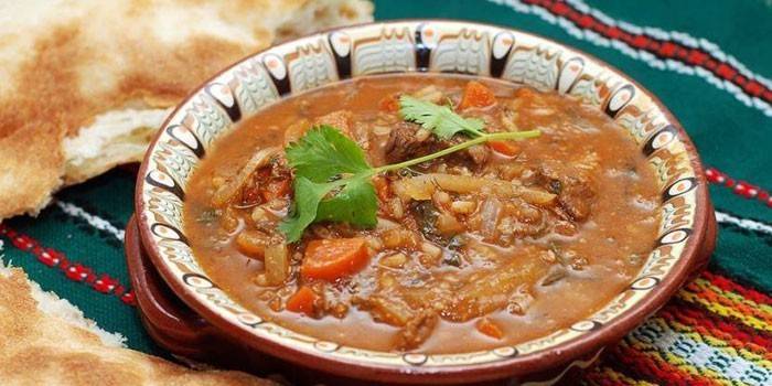 Sopa de lentilha grossa com carne