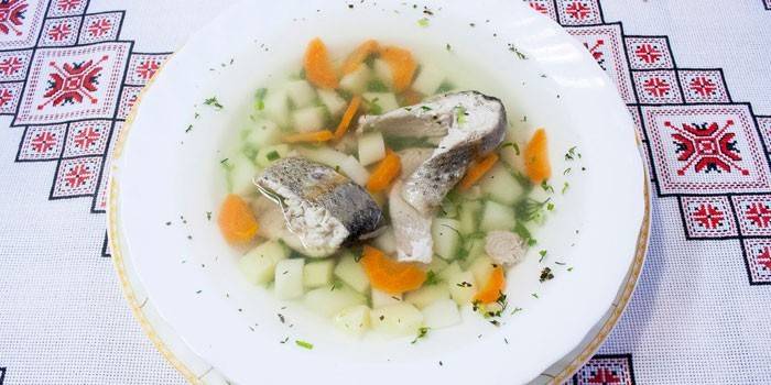 Sopa de trucha con papas en un plato