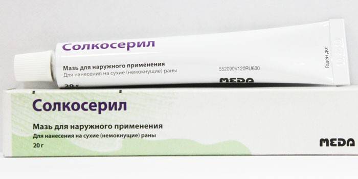 Αλοιφή του σολκοσερυλίου στη συσκευασία