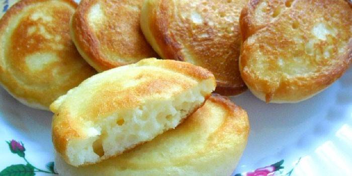 Ekşi krema üzerinde yemyeşil börek