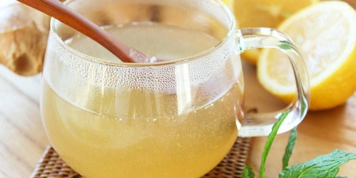 Eau au citron dans une tasse