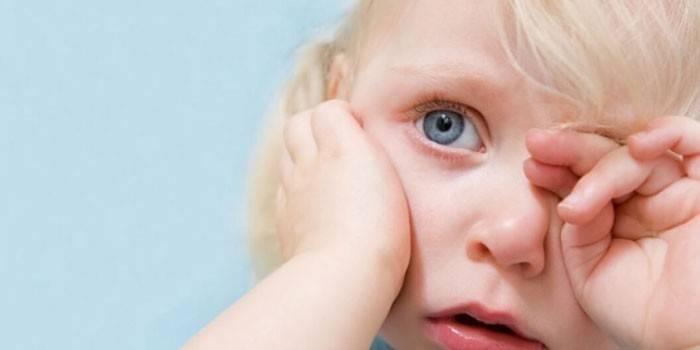 La bambina si strofina l'occhio