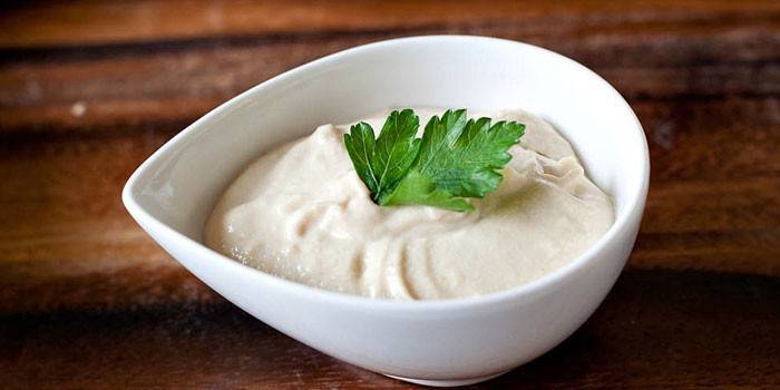 Molho shawarma branco em uma molheira