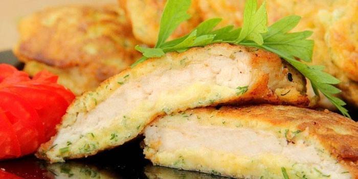 Côtelette de filet de poulet prête à l'emploi avec une pâte au fromage en coupe