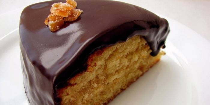 O bucată de tort acoperită cu ciocolată