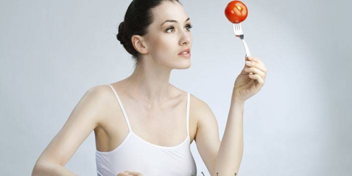 Ragazza con pomodoro