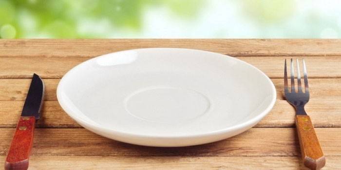 Boş tabak ve çatal bıçak takımı