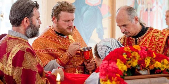 Свештеници присуствују заједници