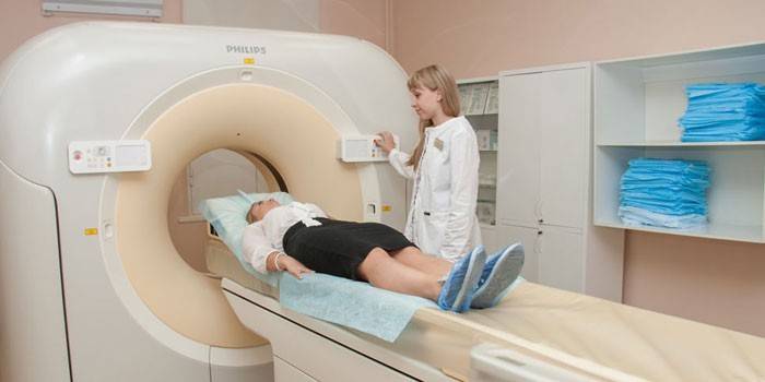 Bilgisayarlı tomografi cihazında bir hasta ve yakınlarda bir doktor