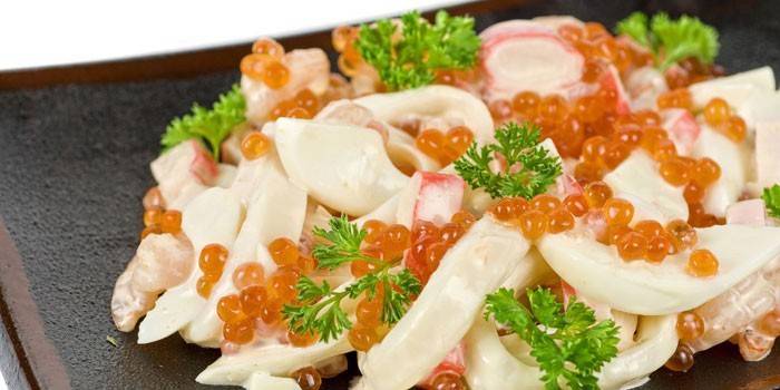 Ensalada Neptuno con Calamares, Palitos de Cangrejo y Caviar Rojo