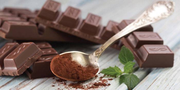 Bare de ciocolată neagră și cacao într-o lingură