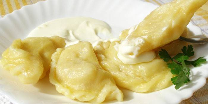 Bolinhos prontos em um prato com creme azedo