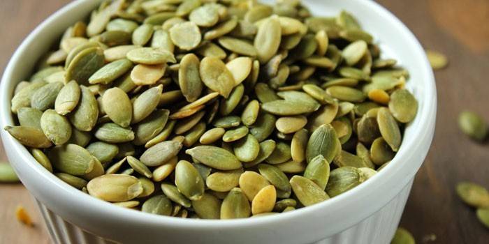 Hạt bí ngô gọt vỏ trong đĩa
