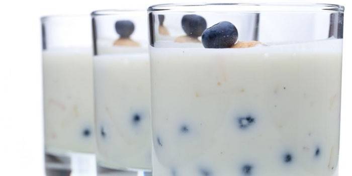 Vive yogurt casero con bayas en vasos
