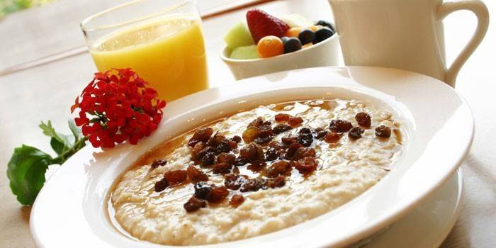 Avena con pasas en un plato