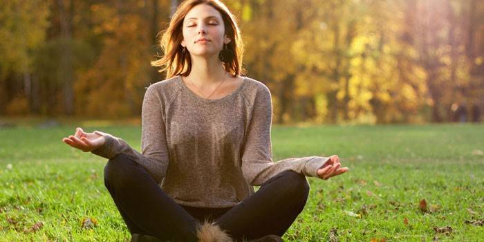 Fata medită în natură