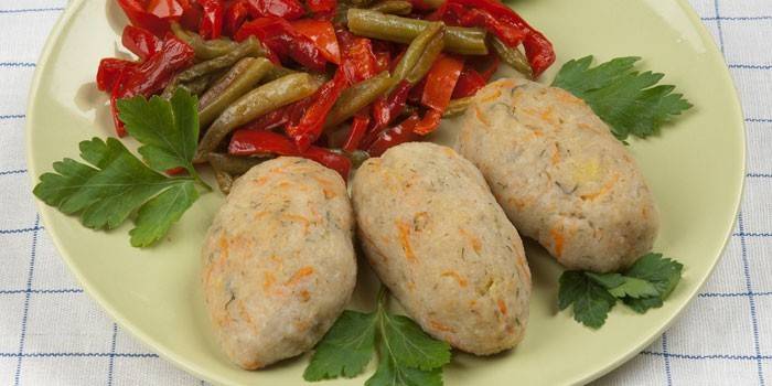 Côtelettes cuites à la vapeur avec des légumes sur un plat