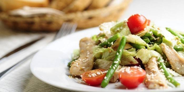 Salada de filé de frango morno com feijão verde e tomate