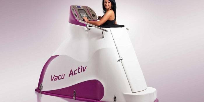 La donna è impegnata su un tapis roulant sotto vuoto