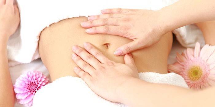 Pige laver mavemassage