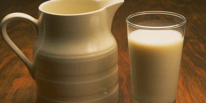 Gebackene Milch in einem Glas und in einem Krug