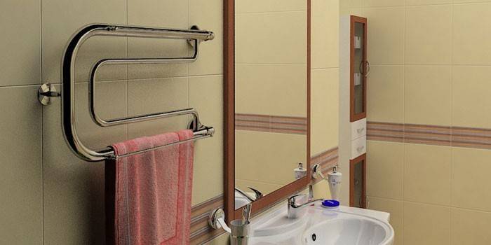 Ang pampainit na tubig ng towel ng Chrome ay nasa loob ng banyo